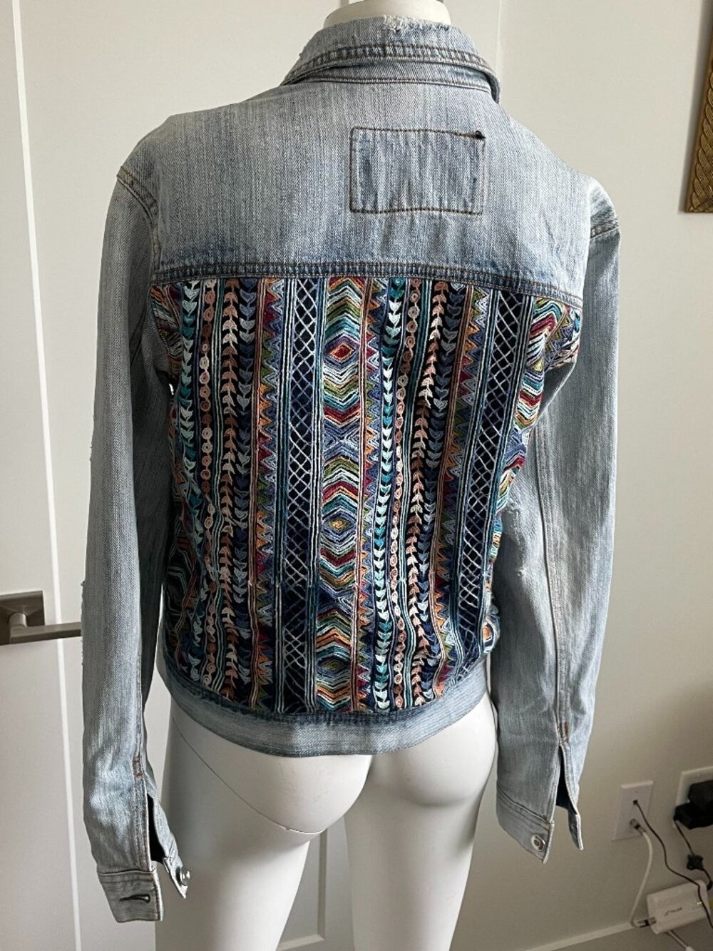 Bagatelle Heritage Boho Lt Wash Distressed Denim Jean Jacket w Thread Detail XS